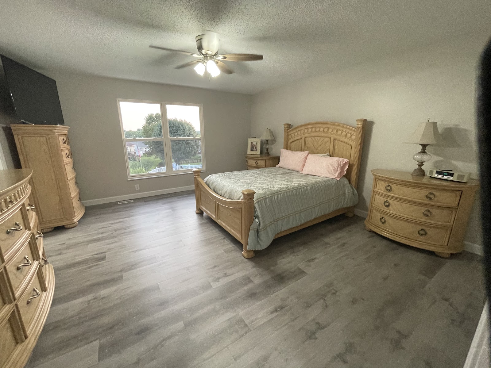 8052-2 BeachGray Bedroom